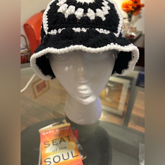 Handmade crochet hat - Picture 3 of 3